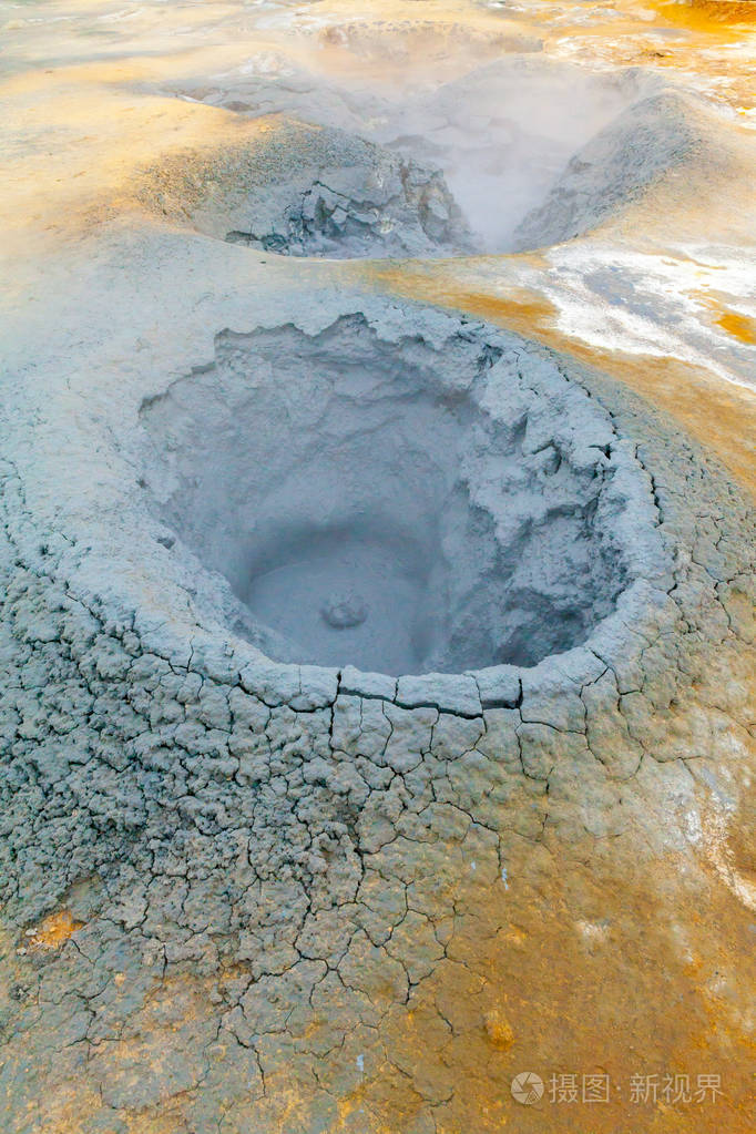 seltun附近的热泥浆陨石坑