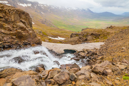 bjodvegur 山通过河看法冰岛