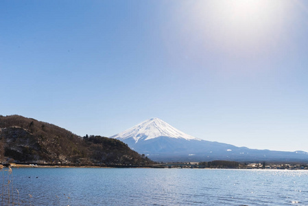 日本的富士山和河口湖。它最著名的地方为旅行者和游人