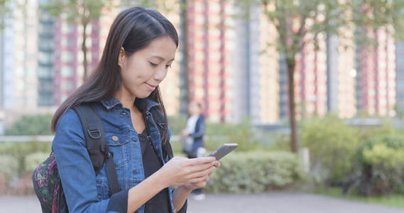 在公园里使用移动电话的女人