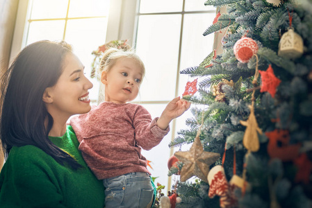 妈妈和女儿装饰圣诞树
