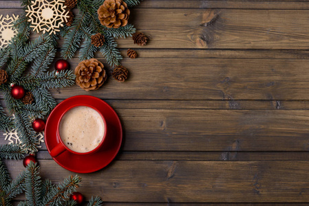 红杯配咖啡和圣诞装饰