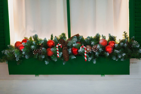 圣诞花环由云杉枝 红球 锥上的木制的背景