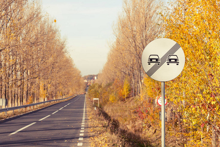 无更多限制道路标志在长的空的街道