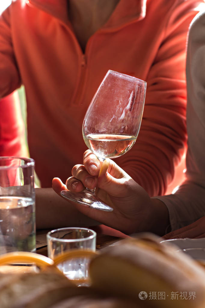 品酒把酒倒进杯子里