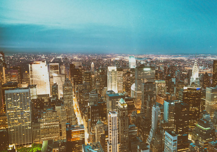 到了晚上，纽约城的市中心摩天大楼的鸟瞰图
