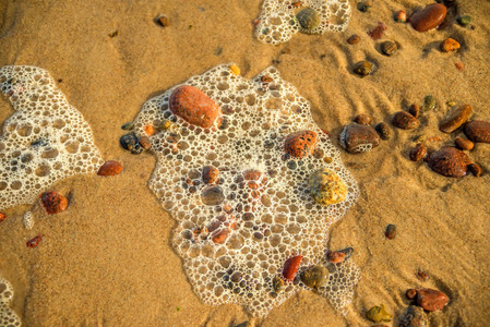 沙滩浪花和鹅卵石泡沫图片