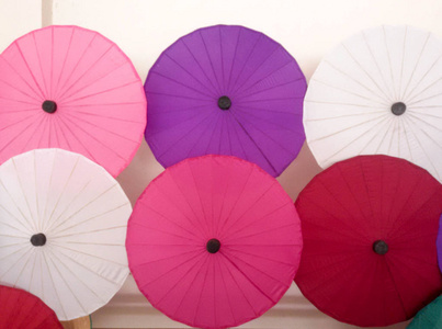 泰国风格手工彩色雨伞背景。 泰国北部蒋迈的手工古伞兰娜伞。