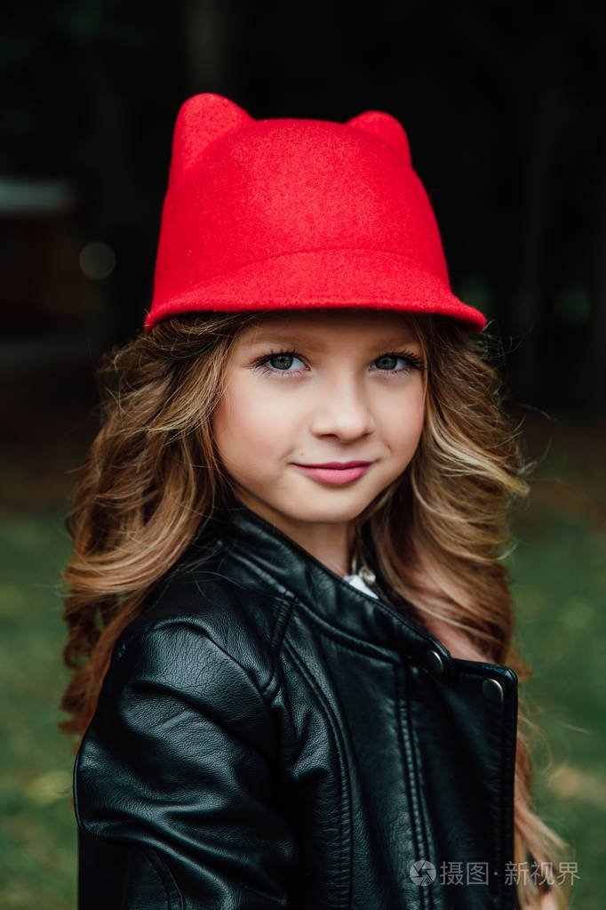 城市公园的时尚小女孩的户外生活方式的肖像.漂亮的孩子, 穿着