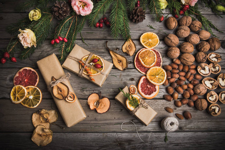 新的一年组成的花卉, 礼品, 干果在一个木桌上。圣诞背景。顶部视图