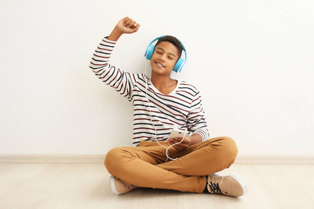 非洲裔美国青少年听音乐图片