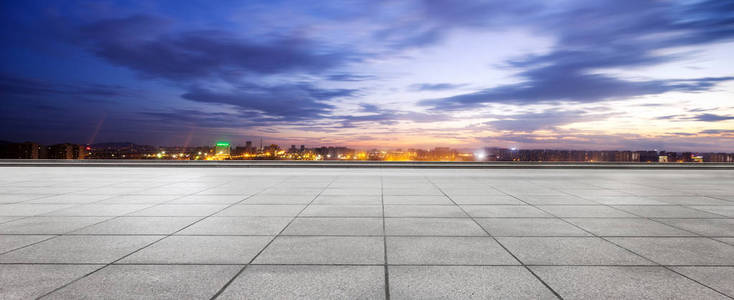 空空的地板和城市的现代城市风貌