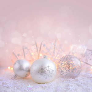 圣诞节装饰球在雪和圣诞灯