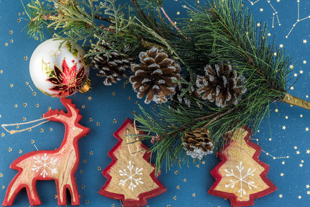 带松果和木制的冷杉枝圣诞饰品