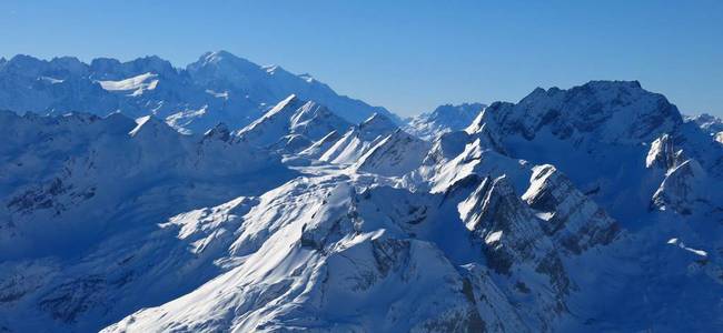 从瑞士莱迪亚布勒雷冰川看到的勃朗峰