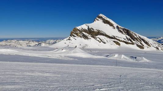 莱迪亚布勒雷冰川上的芒 Oldenhorn 和滑雪斜坡, 瑞士