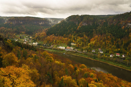 秋天在 Elbe 谷