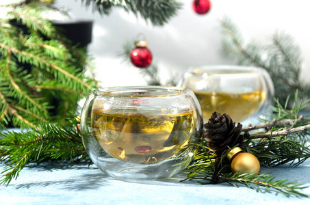 暖圣诞茶玻璃球形杯松木