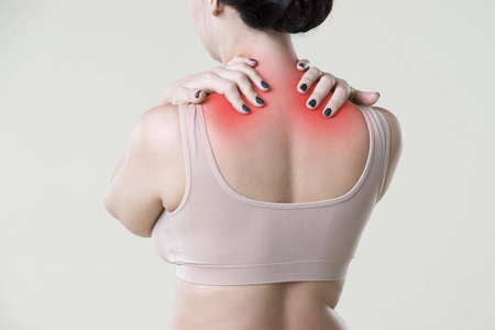 颈部疼痛, 女性背痛在米色背景