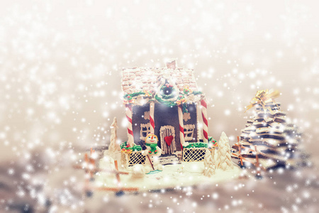 大白雪覆盖的姜饼房子, 姜饼圣诞树