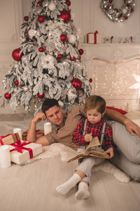 父亲和儿子在圣诞节读书