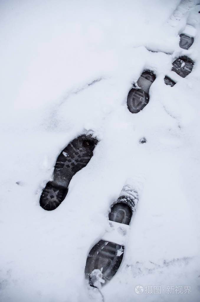 雪地里有肮脏的脚印从靴子上的轨道