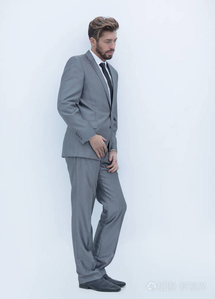 一个傲慢的时髦男人在西装的侧面视图