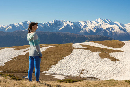 愉快的妇女旅行者站立在高山高原