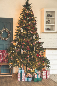 圣诞节客厅里有礼物的圣诞树。 美丽的新年装饰经典家居内部。 冬季背景