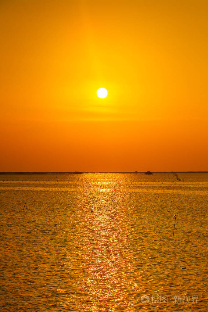 天空和海洋日落时分的黄昏