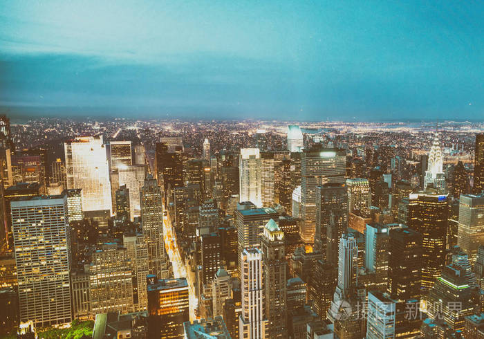 到了晚上，纽约城的市中心摩天大楼的鸟瞰图