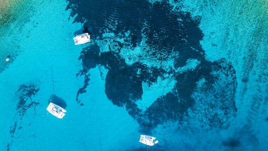 舒适的地中海岛屿的鸟瞰图。蓝色的泻湖，天堂岛。克罗地亚亚得里亚海，受欢迎的旅游目的地。海水清澈