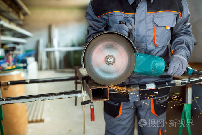 磨床工人切割金属