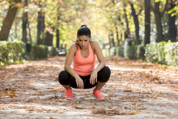 有吸引力的运动女性运动服运动装呼吸喘息, 休息累了, 在秋季公园跑步