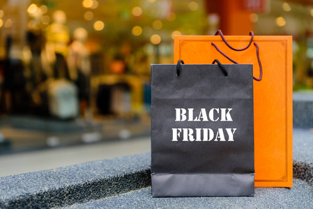 黑色购物袋星期五字概念反对购物商城背景照片