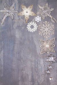 圣诞节和新年雪花的边框或框架灰色背景。寒假概念