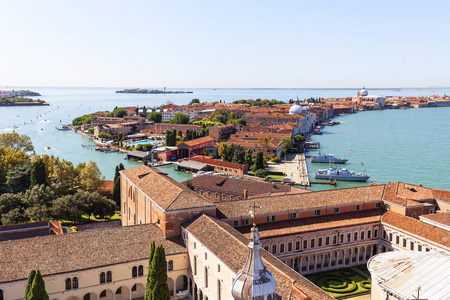 从第十六世纪本笃会的钟楼上观看圣乔治修道院和 Giudecca 岛, 意大利威尼斯