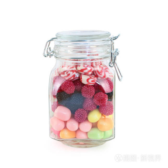 白色backg上有许多明亮的甜糖果的玻璃罐子