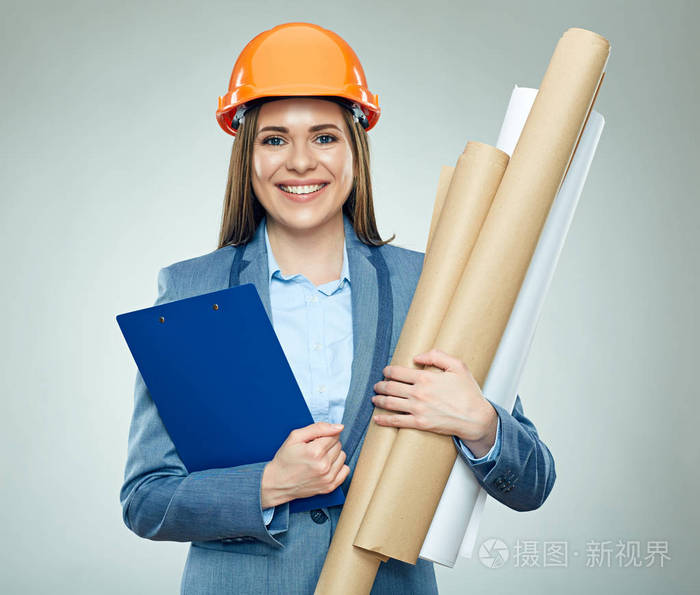 微笑的女工程师的肖像拿着纸计划和剪贴板