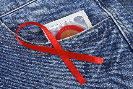在蓝色牛仔裤口袋和艾滋病认识红丝带红色避孕套
