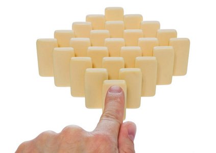 多米诺在一个奶油色排列在一排由手指 b