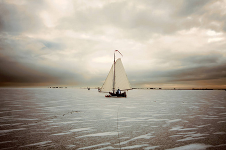 在日落的荷兰 Gouwzee 上的冰帆船