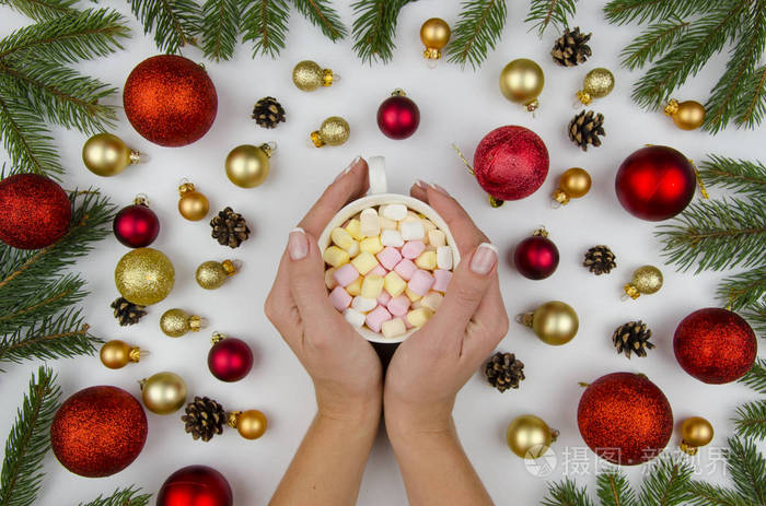 女性手捧着一杯棉花糖.冬季平躺