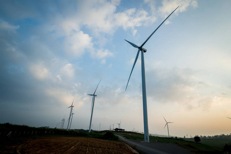绿色能源风力发电机组图片