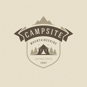 森林露营标志矢量插图。 户外探险休闲松树和营地帐篷剪影衬衫印花邮票。 老式排版徽章设计。