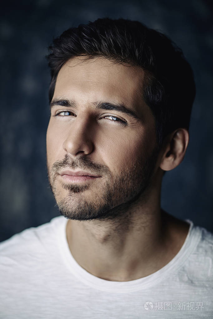 特写男人肖像照片-正版商用图片1003ax-摄图新视界