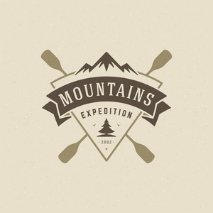 山区标志矢量插图。 户外探险山剪影衬衫印花邮票。 老式排版徽章设计。