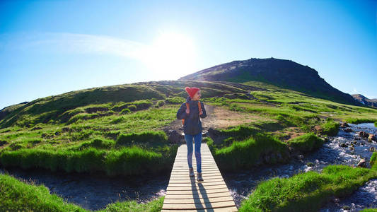 妇女旅行者在 Hveragerdi 冰岛的河谷漫步