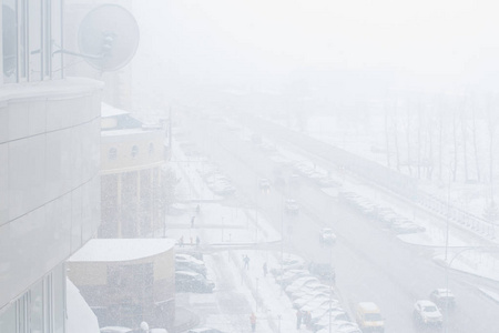 白雪覆盖的街道和汽车