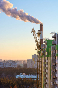 城市空气污染的环境问题工业建筑起重机和建筑工地在蒸汽和烟放射。垃圾滤镜照片